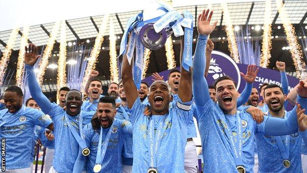 Fernandinho: Manchester City captain signs one-year contract extension