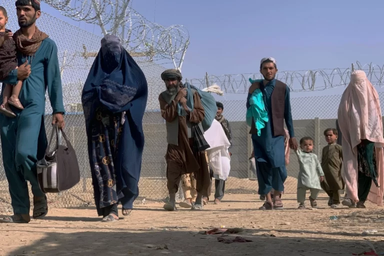 Pakistan to US: Abandoning Afghanistan risks humanitarian crisis