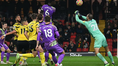 Sanchez strikes late as Spurs sink Watford